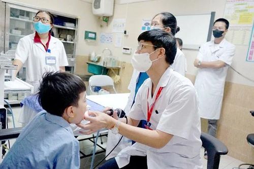 Phẫu thuật thành công cho bệnh nhi có khối u khoang bên họng xâm lấn nền sọ