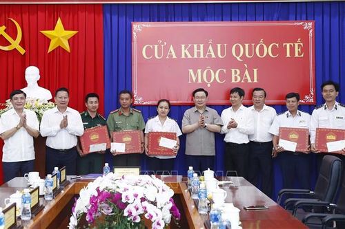 Chủ tịch Quốc hội Vương Đình Huệ thăm, làm việc tại Cửa khẩu Quốc tế Mộc Bài
