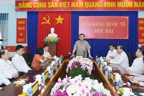 Chủ tịch Quốc hội Vương Đình Huệ làm việc với các lực lượng tại Cửa khẩu quốc tế Mộc Bài
