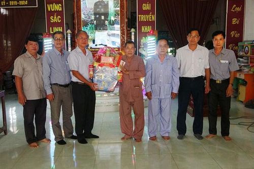 Bí thư Huyện ủy Tri Tôn chúc mừng Ban Trị sự Giáo hội Phật giáo Hòa Hảo thị trấn Tri Tôn