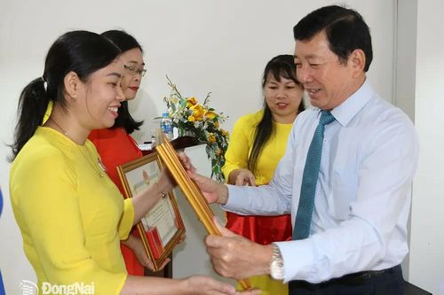 Tặng kỷ niệm chương cho 58 cá nhân làm công tác văn thư lưu trữ