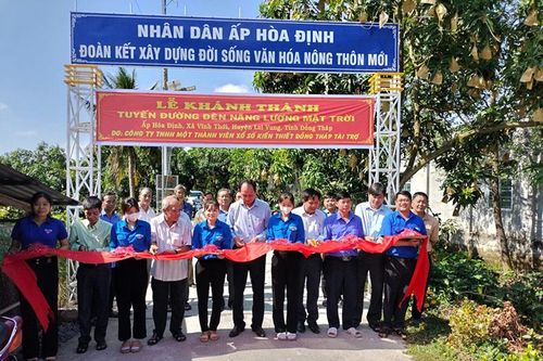 Khánh thành 'Tuyến đường đèn năng lượng mặt trời'