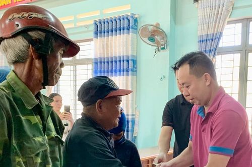 Gia Lai: Trao quà cho người nghèo và bệnh nhi khó khăn