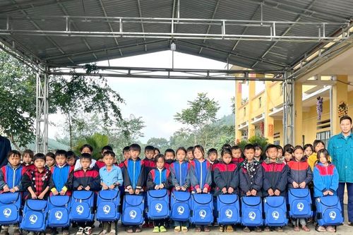 Trao tặng 200 bộ dụng cụ học tập cho trẻ em có hoàn cảnh đặc biệt, khó khăn