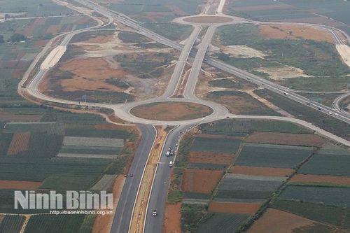 Nhộn nhịp thi công trên công trình trọng điểm tuyến đường Đông-Tây