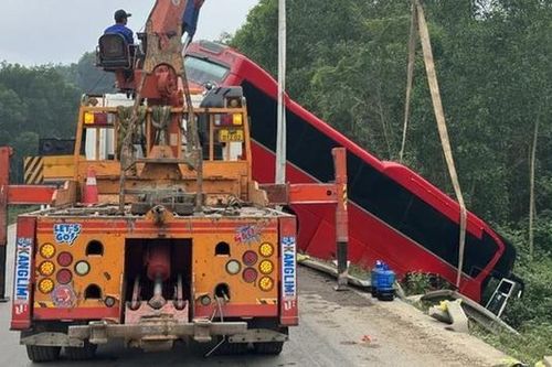 Xe khách chở 30 người lao xuống vệ đường