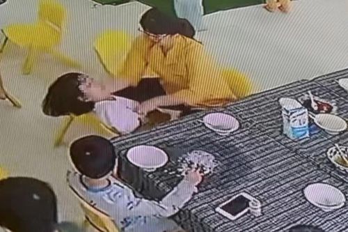 Bình Định: Bé gái 3 tuổi bị người giữ trẻ đánh