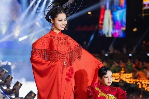 Mẫu nhí 5 tuổi tự tin trình diễn áo dài cùng Hoa hậu Nông Thúy Hằng tại Phố cổ Hoa Lư