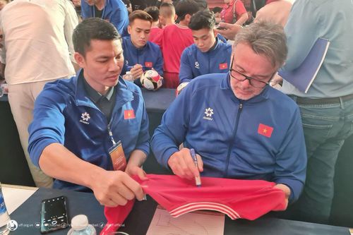 HLV Troussier mỏi tay ký tặng cổ động viên trước ngày ĐT Việt Nam dự Asian Cup