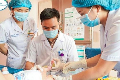Bé gái mắc bệnh hiếm bẩm sinh, mất những mảng da ở chân