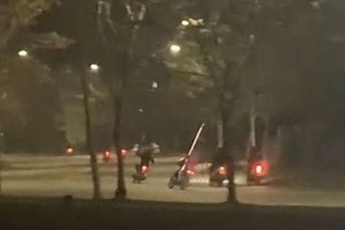 Nhóm thanh niên 'mặt búng sữa' vác dao vô cớ chém người
