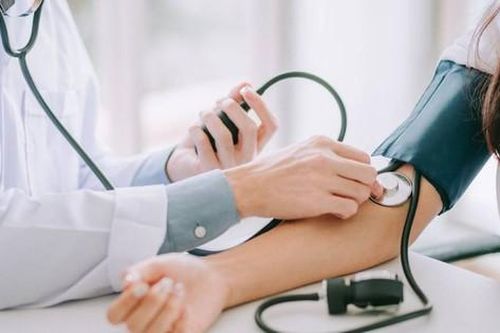 Bác sĩ chỉ cách hạ huyết áp khi bị tăng đột ngột