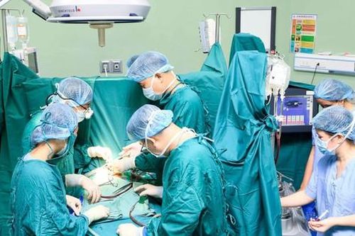 Người phụ nữ Lào xúc động cảm ơn bác sĩ Việt Nam khi con được 'vá tim'