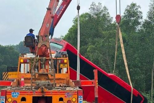 Xe khách chở khoảng 30 người mất lái lao xuống vệ đường