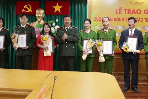 Trao 10 giải A cuộc vận động sáng tác truyện, ký về Công an cơ sở