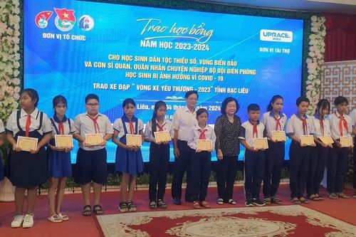 Trao học bổng Vừ A Dính và Vì Hoàng Sa – Trường Sa thân yêu