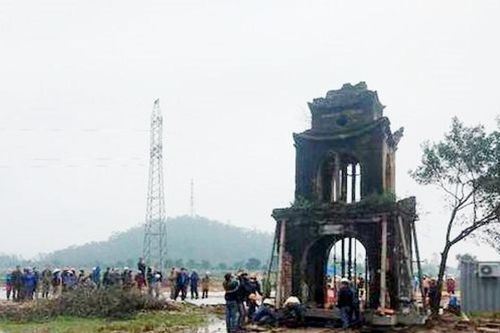 Hà Tĩnh: Cổng đền hàng trăm tuổi được 'thần đèn' di dời để phục vụ dự án