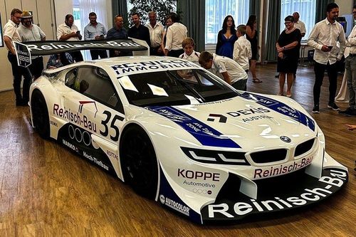 BMW i8 gắn động cơ 16 xy-lanh mạnh gần 900 mã lực