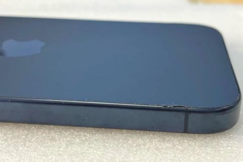 iPhone 15 Pro dính hiện tượng bong keo viền mặt lưng