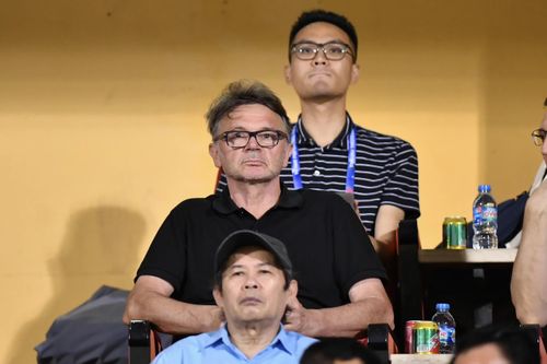HLV Troussier: Tôi không quan tâm NHM không thích cầu thủ tôi chọn