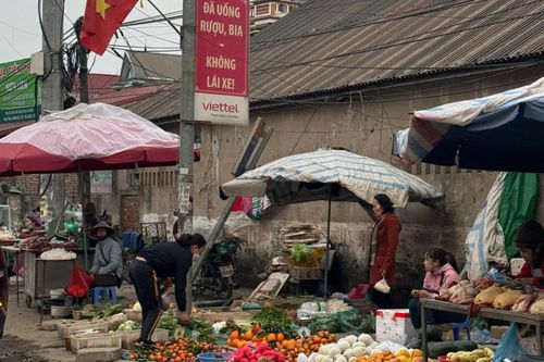 Ba Vì: Tái diễn tình trạng lấn chiếm lòng đường họp chợ tại Tỉnh lộ 414