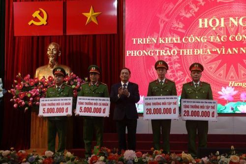 Trao thưởng cho các tập thể và cá nhân có thành tích xuất sắc tham gia điều tra vụ án giết người, cướp tài sản