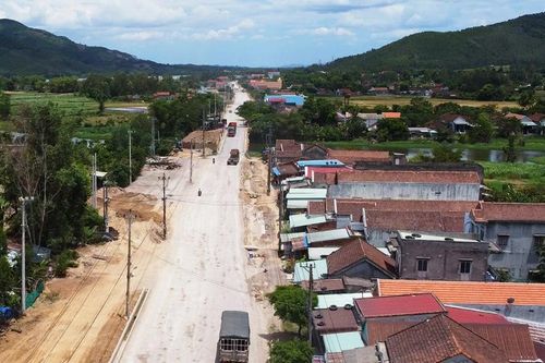 Vụ 'Quốc lộ biến nhà dân thành… hầm' ở Bình Định: Sớm bồi thường, di dời để người dân yên tâm đón tết