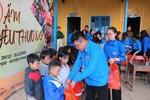 Chương trình thiện nguyện 'Đông ấm 2023 - Hơi ấm yêu thương': Mang yêu thương xua đi giá lạnh trên vùng cao