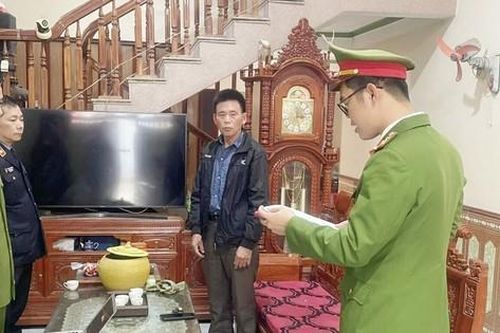 Khởi tố trưởng thôn bán đất trái thẩm quyền