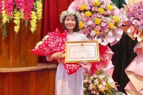 Nữ thủ khoa đầu vào vươn lên từ nghịch cảnh