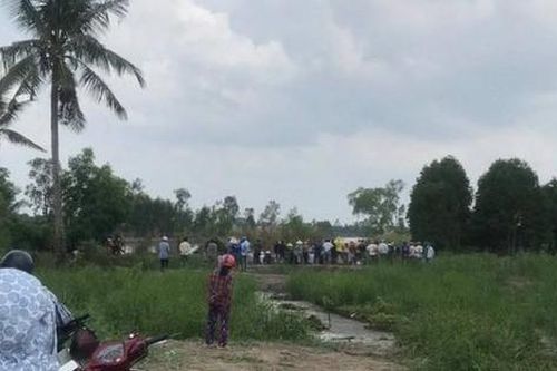 Người đàn ông bị bò đá xuống vuông tôm tử vong