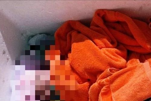 Bé gái 2 tháng tuổi bị bỏ trong thùng xốp trước cửa nhà dân