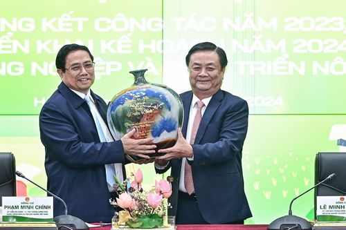 Bộ trưởng Lê Minh Hoan nói về chiếc bình gốm đặc biệt tặng Thủ tướng