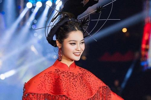 Hoa hậu Nông Thúy Hằng rực rỡ với áo dài tại phố cổ Hoa Lư