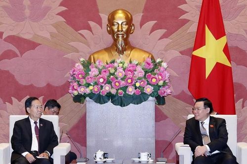 Chủ tịch Quốc hội Vương Đình Huệ tiếp Phó Chủ tịch Quốc hội Lào
