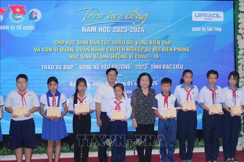 Trao học bổng cho học sinh dân tộc thiểu số, vùng biển, đảo tỉnh Bạc Liêu