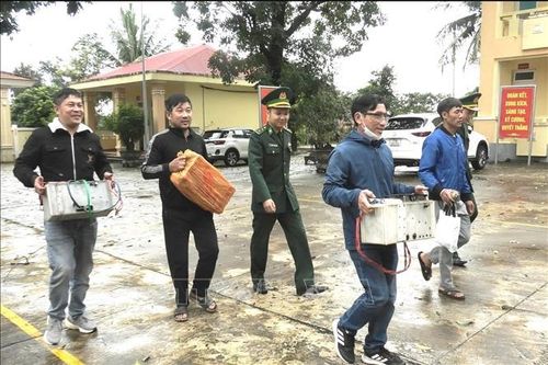 Nhiều ngư dân tự giác giao nộp pháo, vật liệu nổ và dụng cụ kích điện