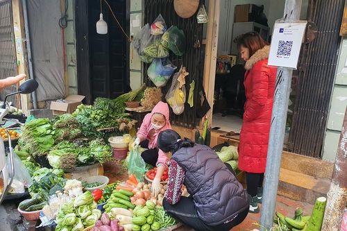 Bất ngờ vì đi chợ mua mớ rau, con cá, uống cốc trà đá cũng quét mã QR