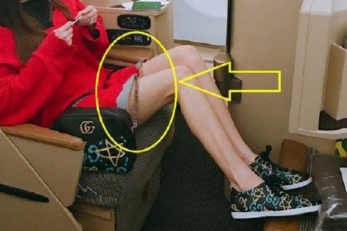 Vì sao 'tuyệt đối' không nên mặc váy ngắn khi đi máy bay?