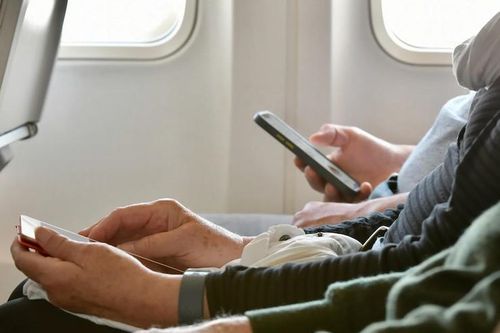 Không chỉ lo ngại nhiễu sóng, tắt điện thoại khi đi máy bay còn có lý do khác