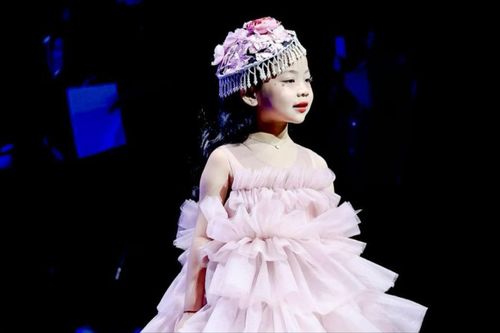 Mẫu nhí người Việt mới 5 tuổi đã làm vedette show quốc tế, gây sốt sàn catwalk xứ Trung