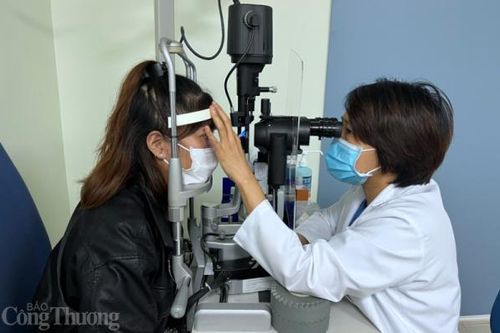 Mắt không thể nhắm kín sau 1 tháng 'cắt mí' ở spa