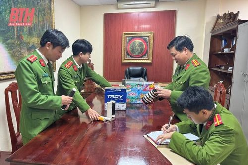 Nhiều học sinh tự giác giao nộp pháo tự chế