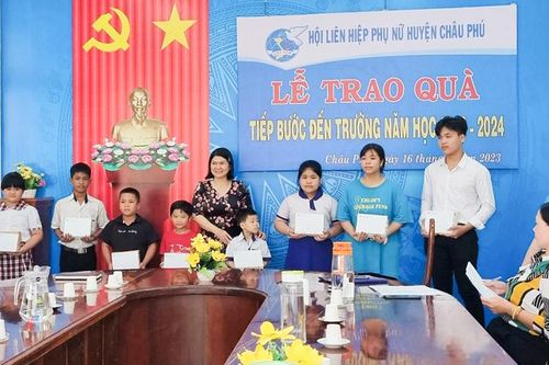'Mẹ đỡ đầu' của trẻ mồ côi