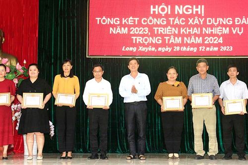 Sắp xếp tổ chức, cán bộ ở TP. Long Xuyên