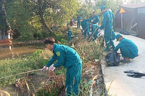Ra quân vệ sinh môi trường hưởng ứng Tết quân – dân ở Lạc Quới