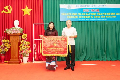 Hội Liên hiệp Phụ nữ tỉnh An Giang nhận cờ đơn vị xuất sắc trong phong trào thi đua năm 2023