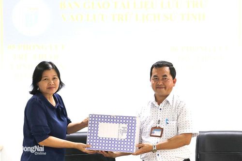Giữ tư liệu cho cộng đồng