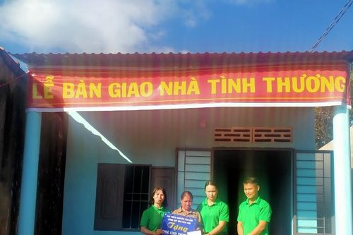 Bàn giao nhà tình thương và tặng quà cho cho hộ nghèo huyện Chư Sê và Phú Thiện