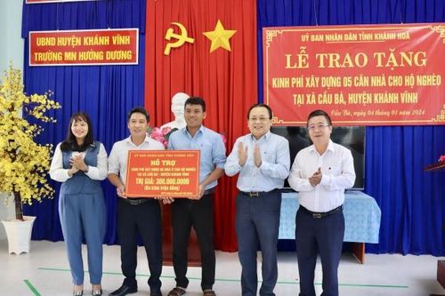 Trao tặng kinh phí hỗ trợ xây 5 căn nhà cho hộ nghèo ở Khánh Vĩnh
